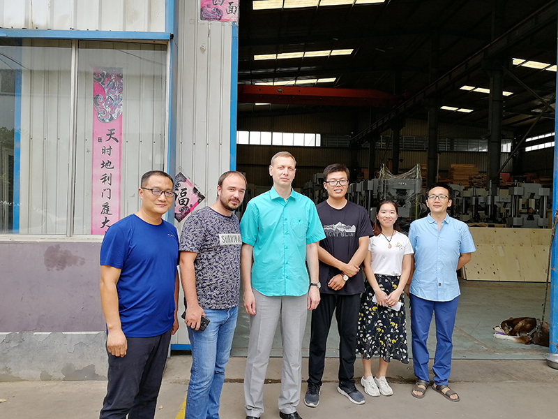俄羅斯客戶到廠驗收機(jī)器，獲得客戶一致好評